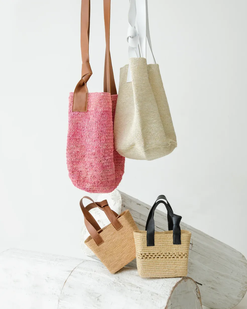 Canasta Calada With Leather Handle and Tied Detail