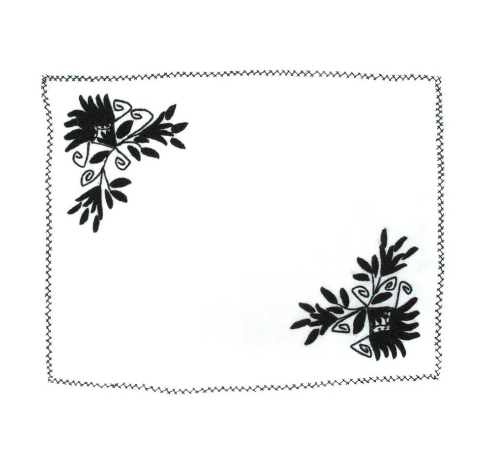 Hand embroidered linen tableware set (Set of 4 units)