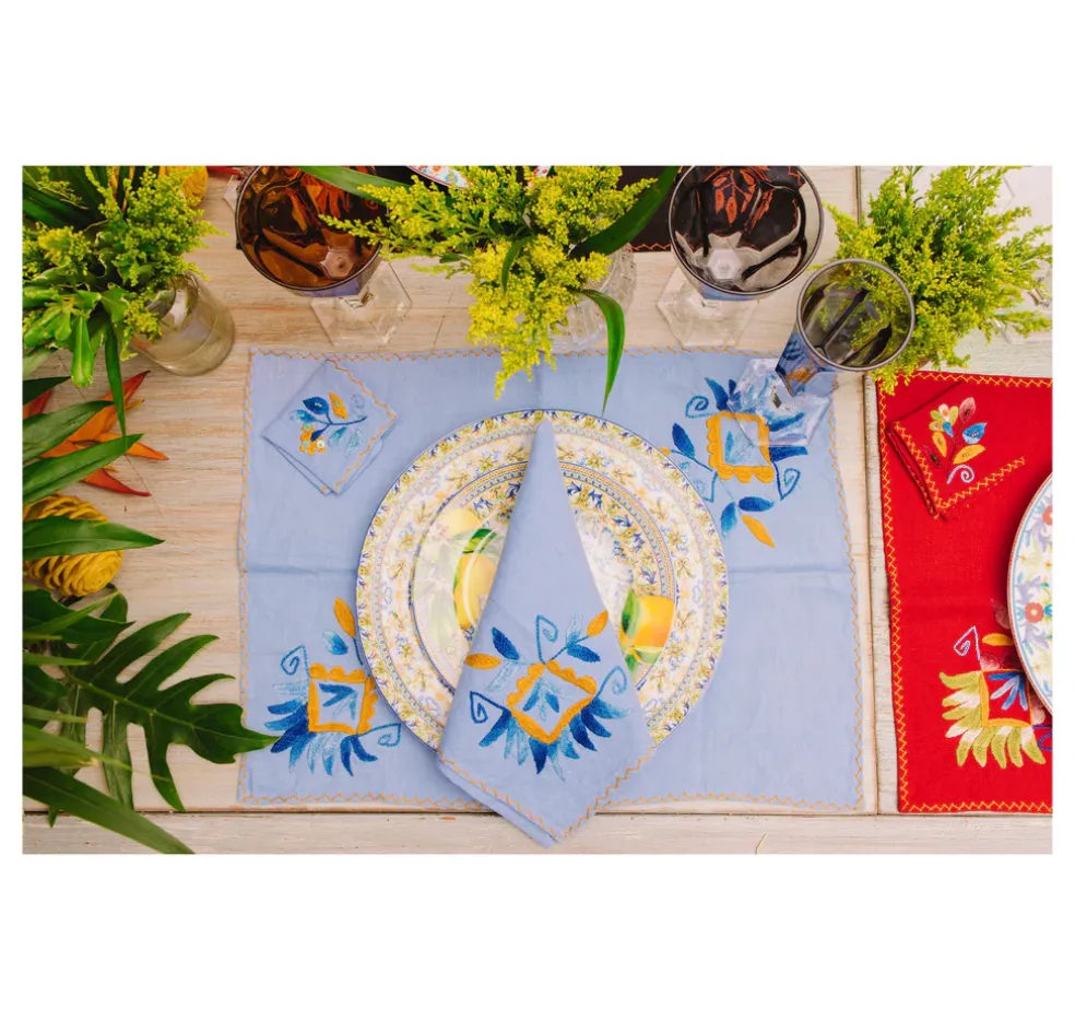 Hand embroidered linen tableware set (Set of 4 units)