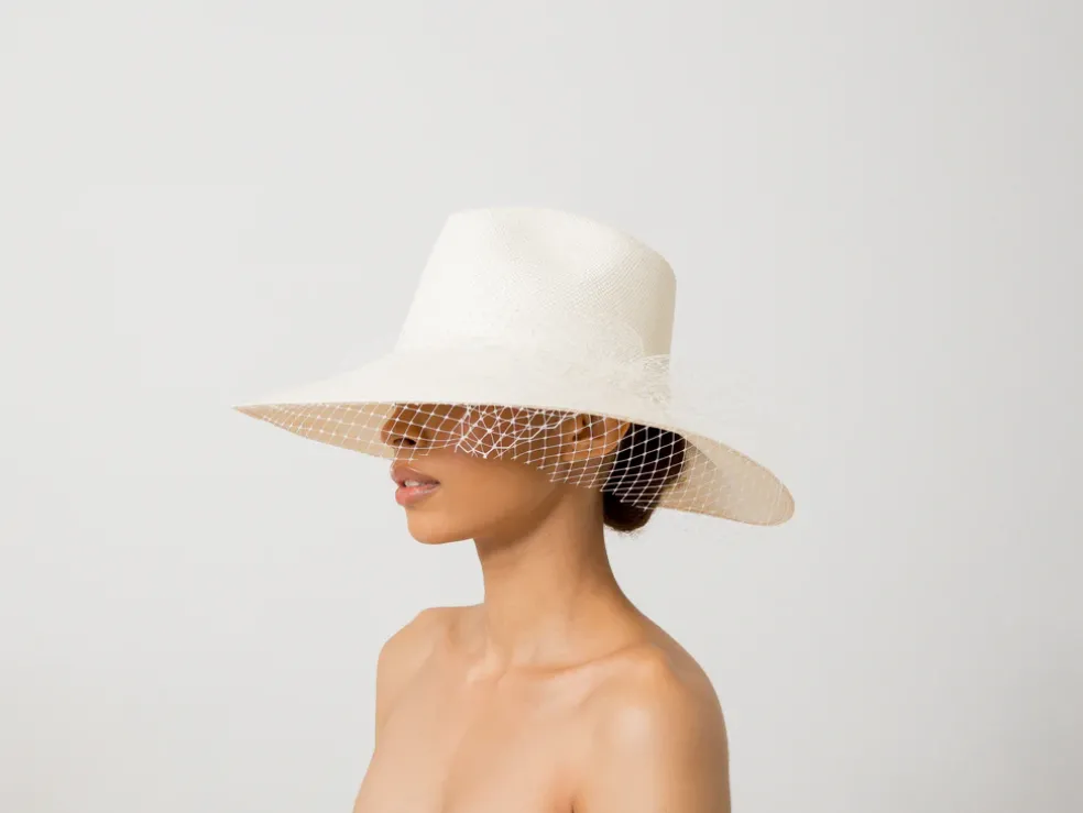 Long Brim Aguacate Hat with Tulle