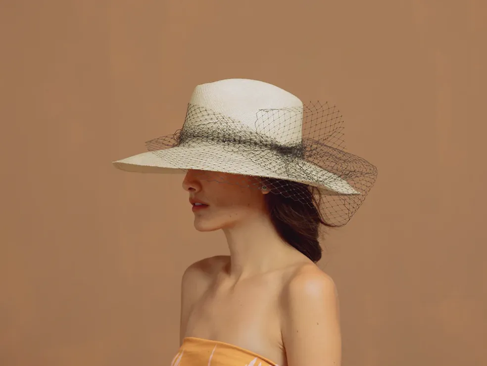 Long Brim Aguacate Hat with Tulle